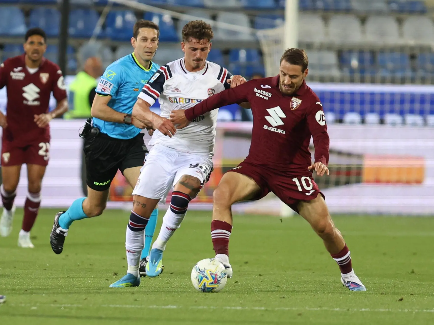 Sebastiano Esposito, in gol in Cagliari-Torino, contrasta Nikola Vlašić (foto Ansa)