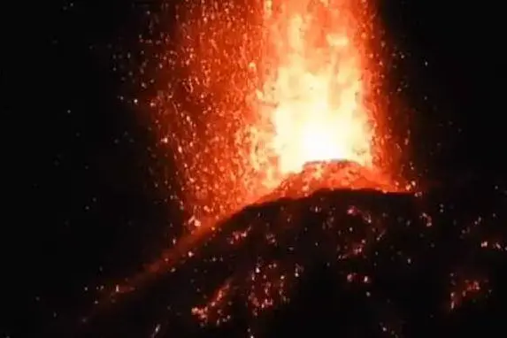 L'eruzione del vulcano (foto da Twitter)