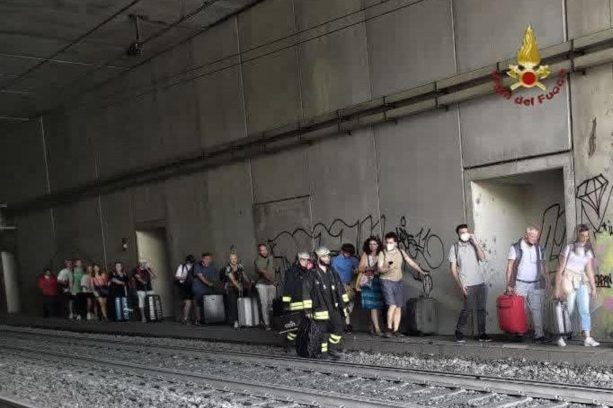 Deraglia un locomotore, Frecciarossa va a sbattere in galleria: passeggeri in salvo