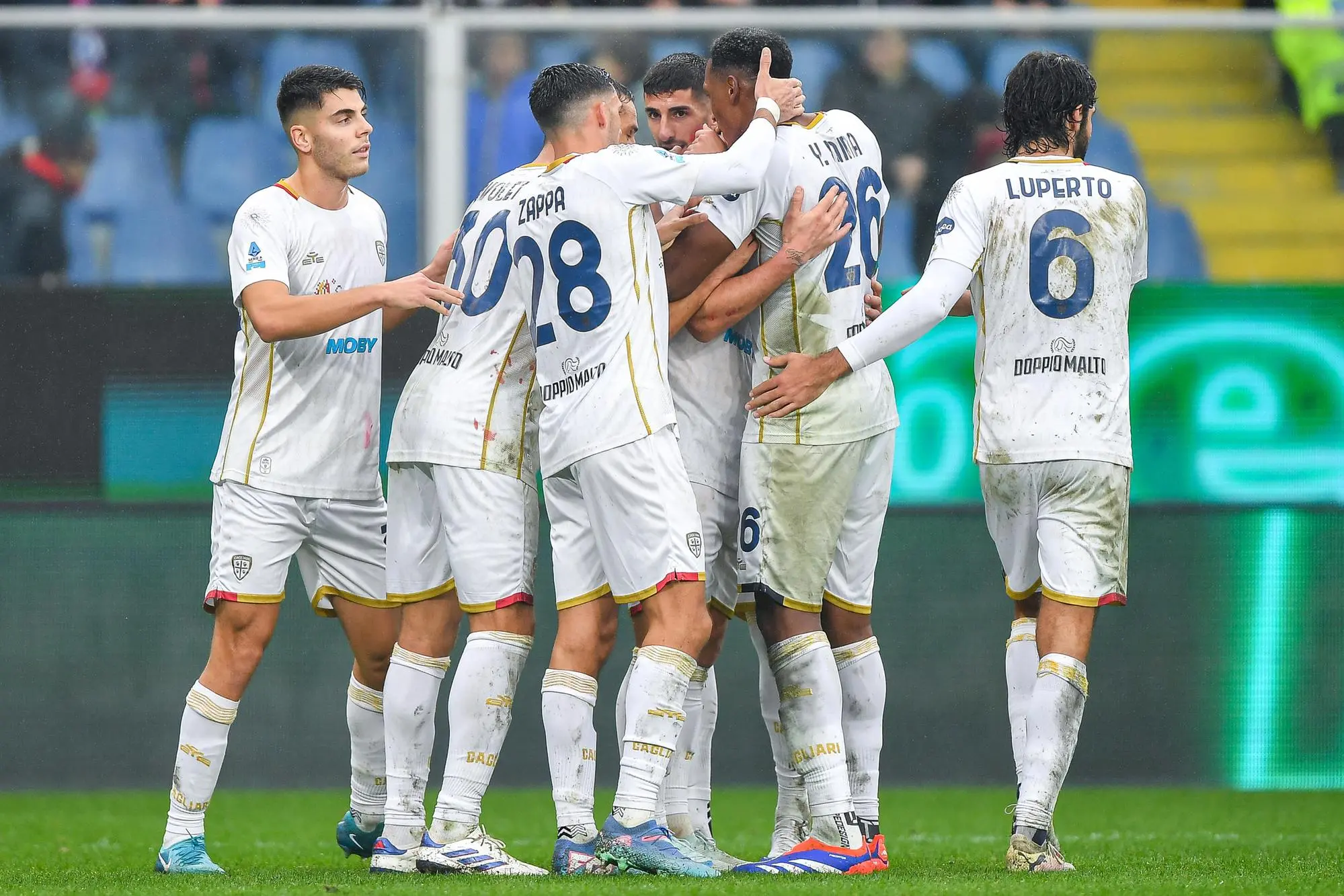 L'esultanza per il gol di Roberto Piccoli in Genoa-Cagliari (foto Ansa)