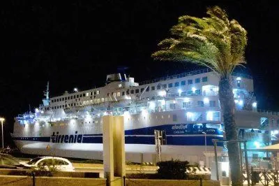 Una nave nel suggestivo porto di Cagliari