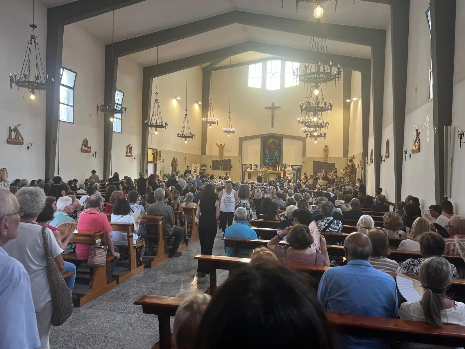 L'interno della chiesa per i funerali di Valeria Sollai (foto Marci)