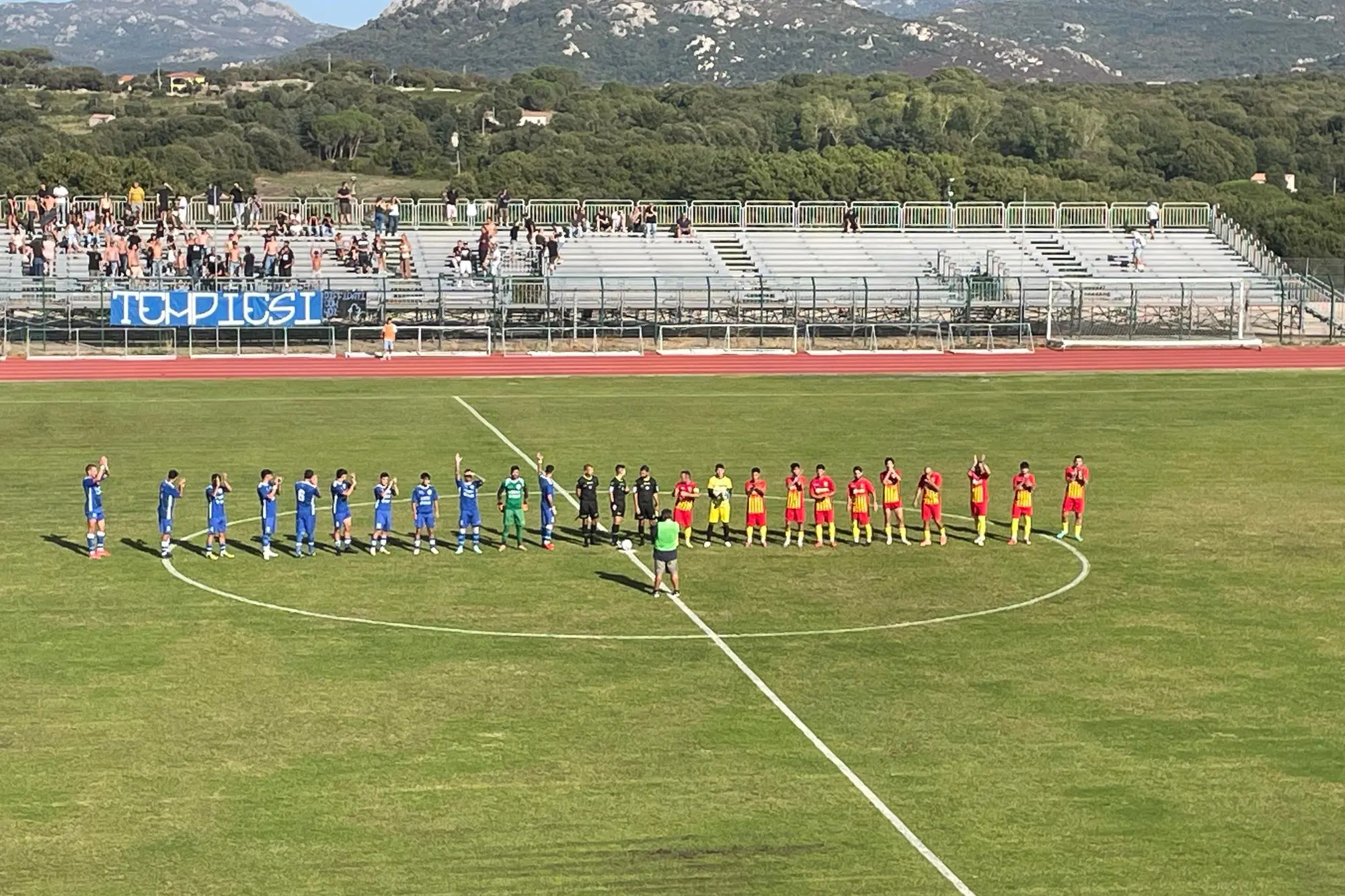 Tempio e Calangianus schierate in campo prima della partita di Coppa Italia (foto Pischedda)