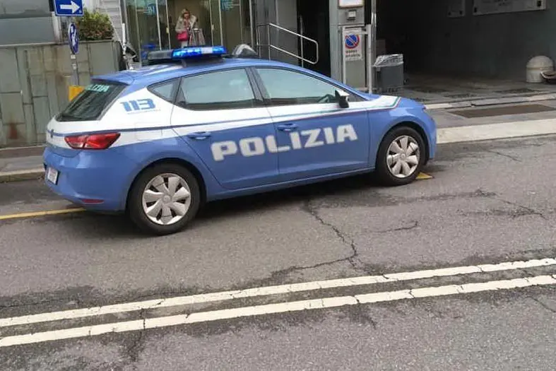 Polizia a Milano (Foto L'Unione Sarda)