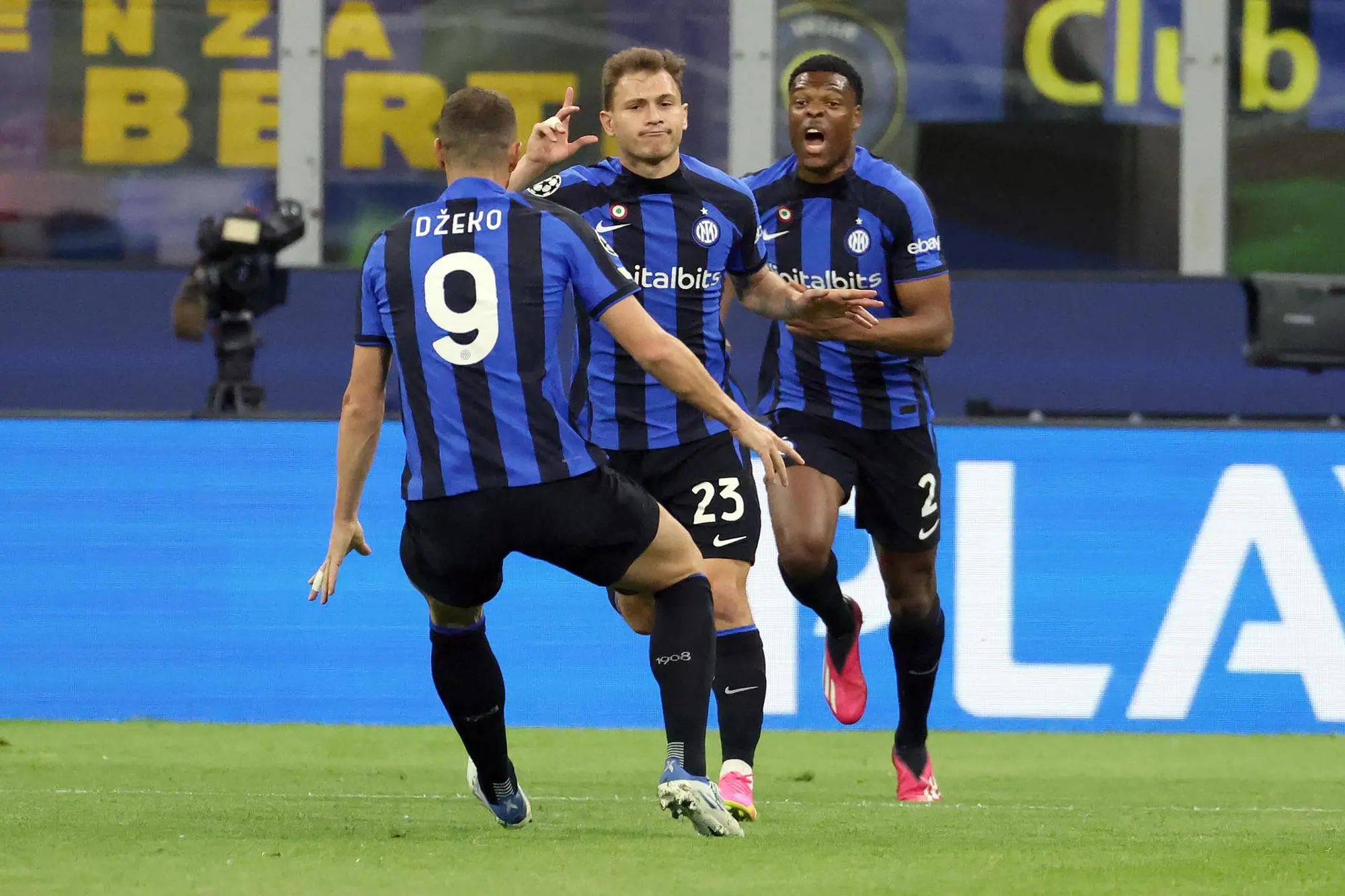 Inter Milan’s Nicolo Barella (C) jubilates with his teammates Edin Dzeko (L) and Denzel Dumfries after scoring goal of 1 to 0 during the UEFA Champions League second leg of quarter final match between FC Inter and Benfica at Giuseppe Meazza stadium in Milan, 19 April 2023. ANSA / MATTEO BAZZI