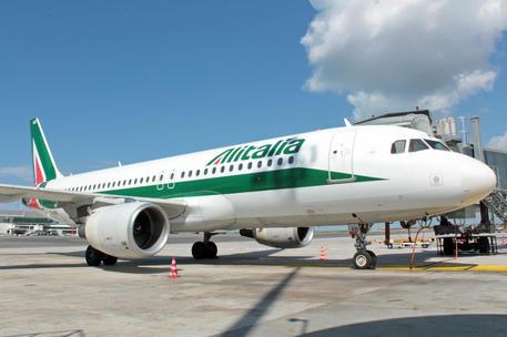 Alitalia taglia i voli, i sardi sono isolati: “Esclusi dai concorsi a Roma”