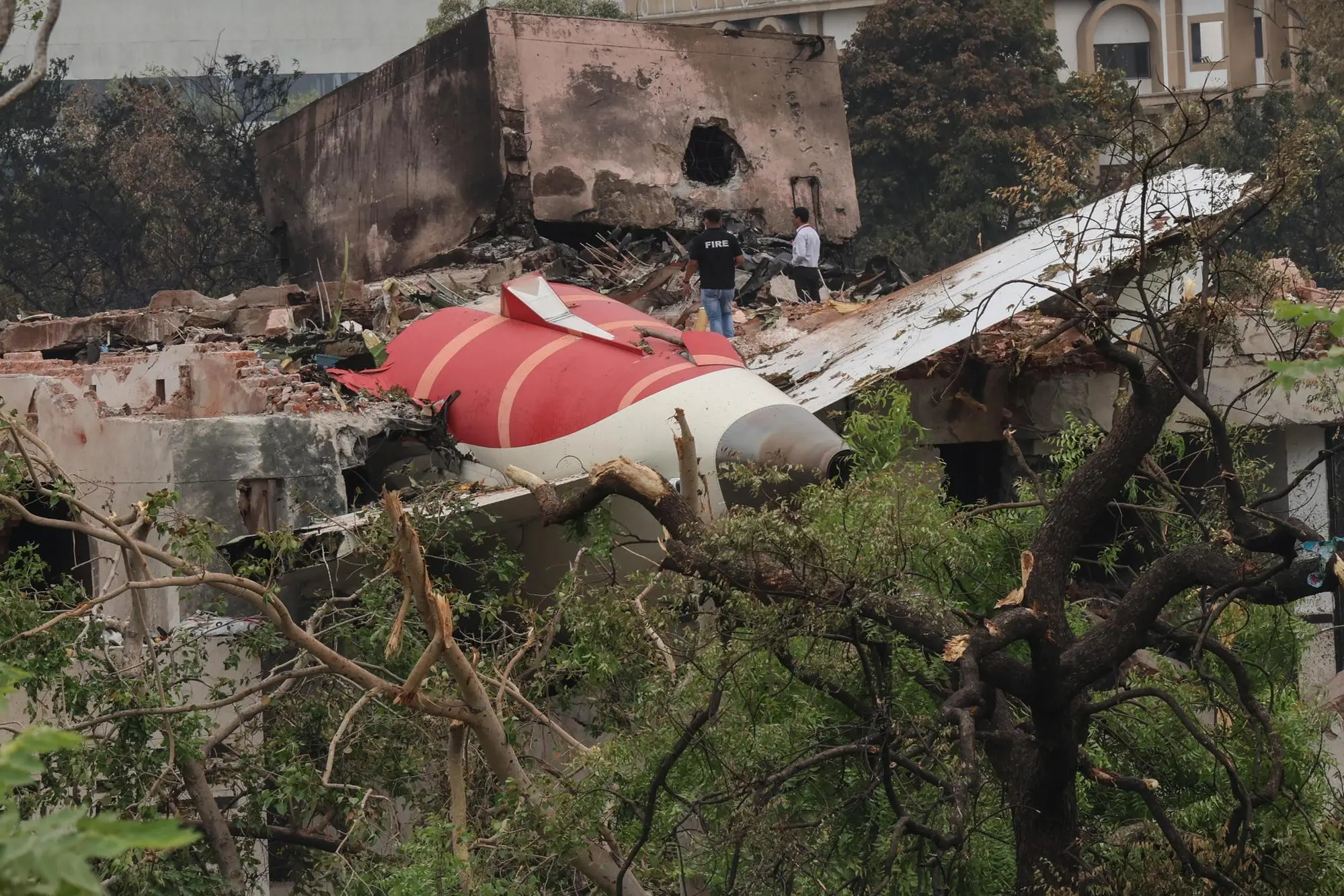 I resti del volo Air India precipitato ad Ahmedabad (foto Ansa)