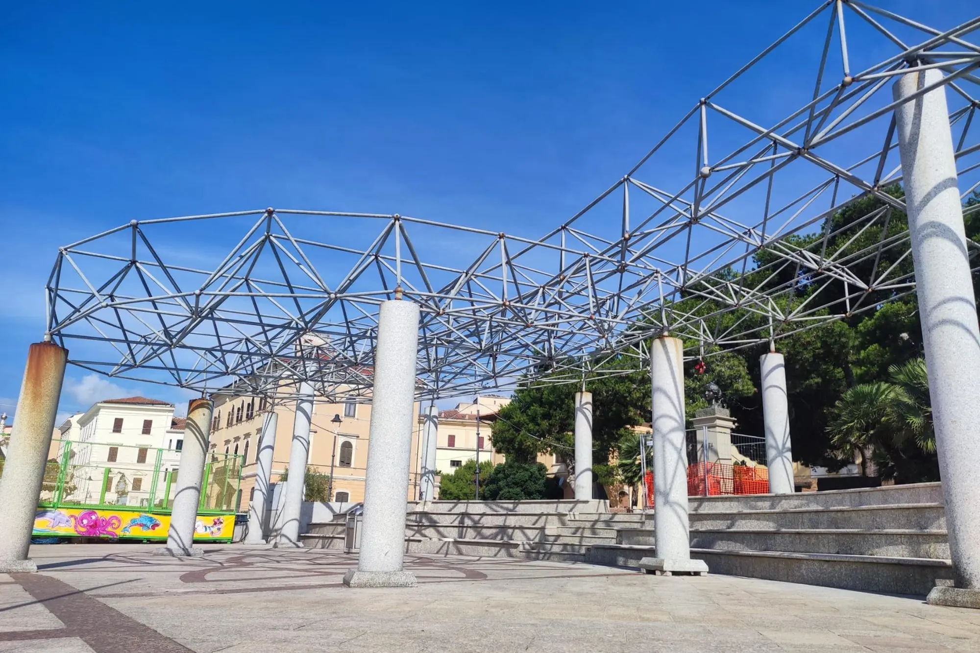 Piazza Comando, le colonne di granito e la struttura metallica (foto Ronchi)