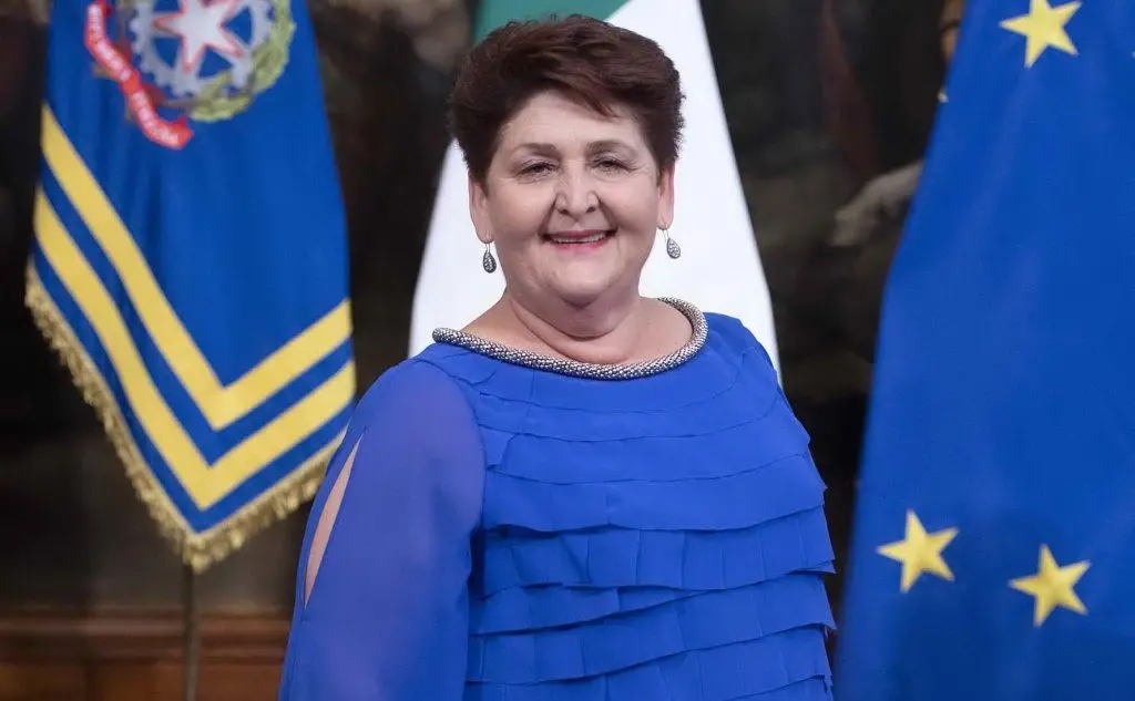 In blu il ministro delle Politiche Agricole, Teresa Bellanova