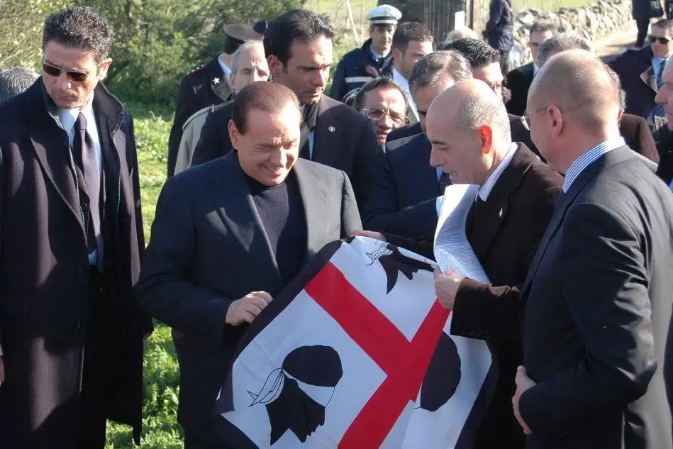 Cinque anni fa i sardisti donarono a Berlusconi la bandiera dei Quattro morti davanti al Nuraghe Losa di Abbasanta