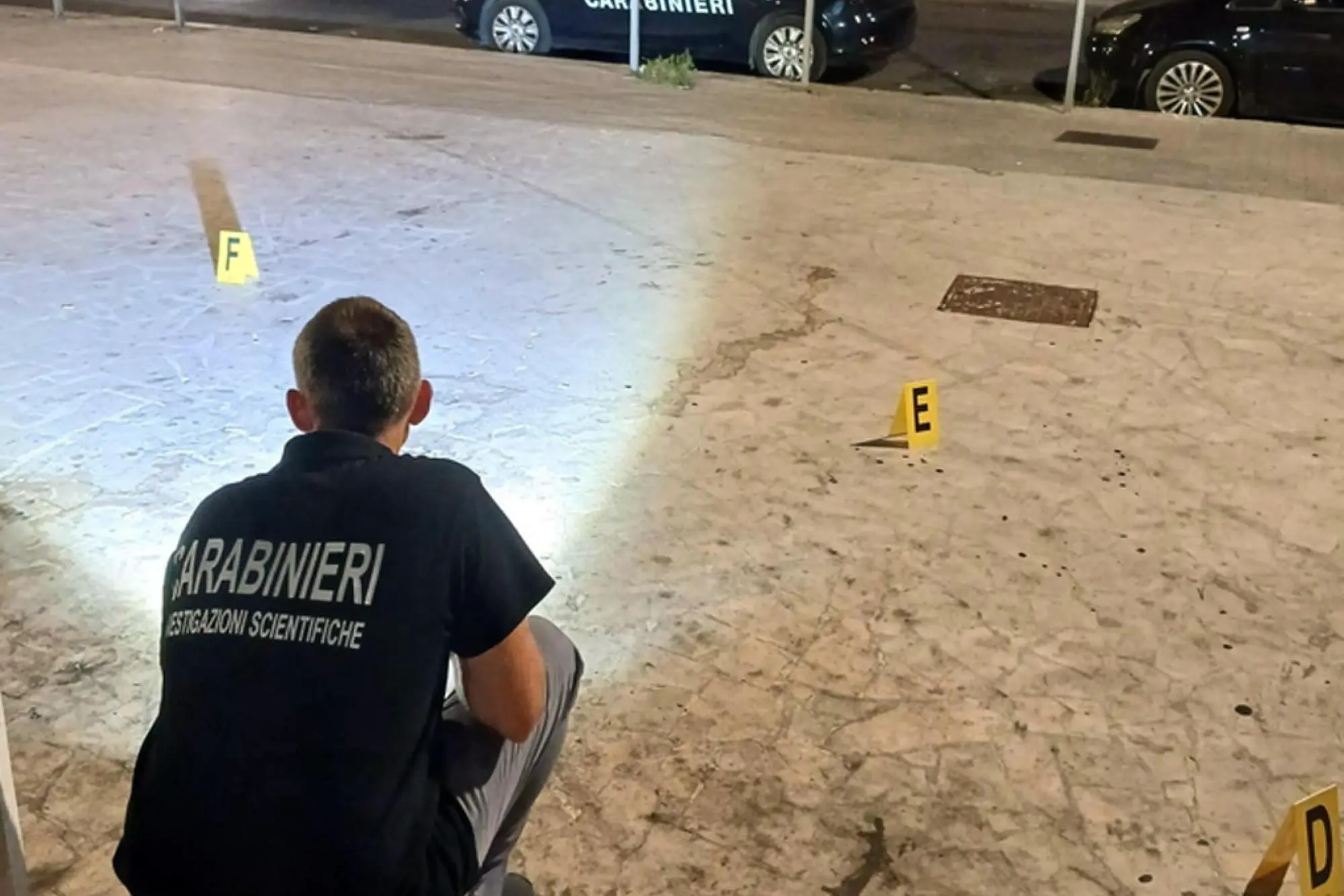 I rilievi dei Carabinieri sul luogo dove Cosimo Quagliarella, 18 enne residente ad Andria, è stato gravemente ferito a coltellate nel corso di una rissa tra gruppi di giovani in piazza Papa Giovanni XXIII, 13 agosto 2026 Il ragazzo è poi deceduto all'ospedale di Bisceglie. ANSA / ufficio stampa Carabinieri Trani +++ UFFICIO STAMPA +++ FOTO NON IN VENDITA - DA USARE SOLO PER FINI GIORNALISTICI +++ NPK +++