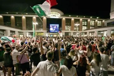 Tifosi in piazza L'Unione Sarda durante la semifinale