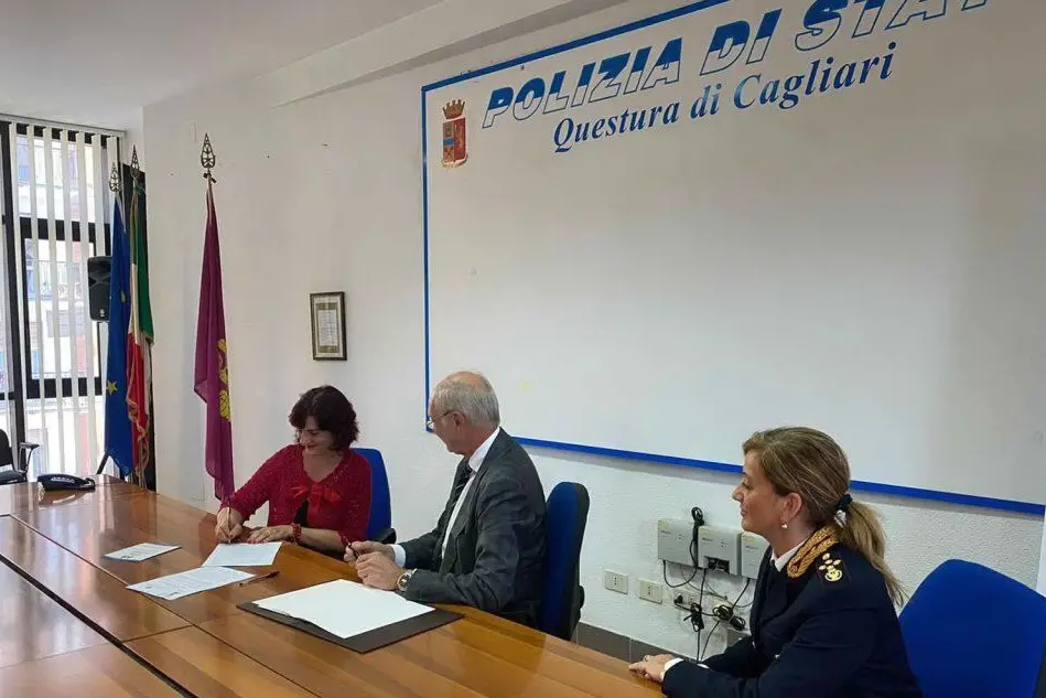 La firma del protocollo (Foto Questura di Cagliari)
