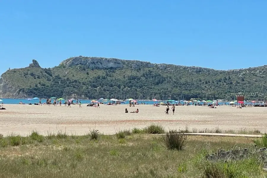 La spiaggia del Poetto a Cagliari (Ansa - Scordo)