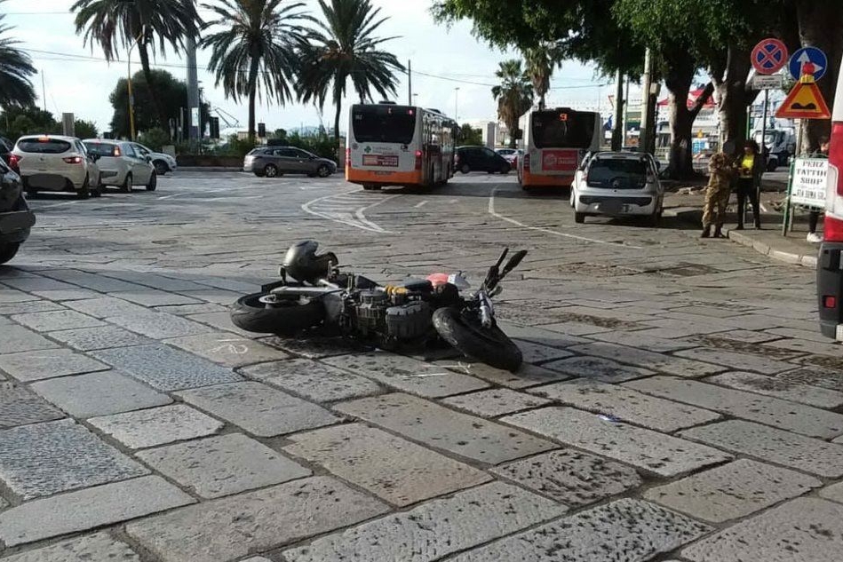 La moto a terra dopo l'incidente (foto Polizia municipale)