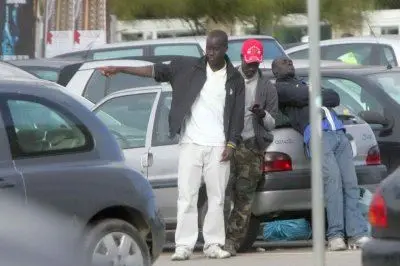Un gruppo di senegalesi in piazza De Gasperi