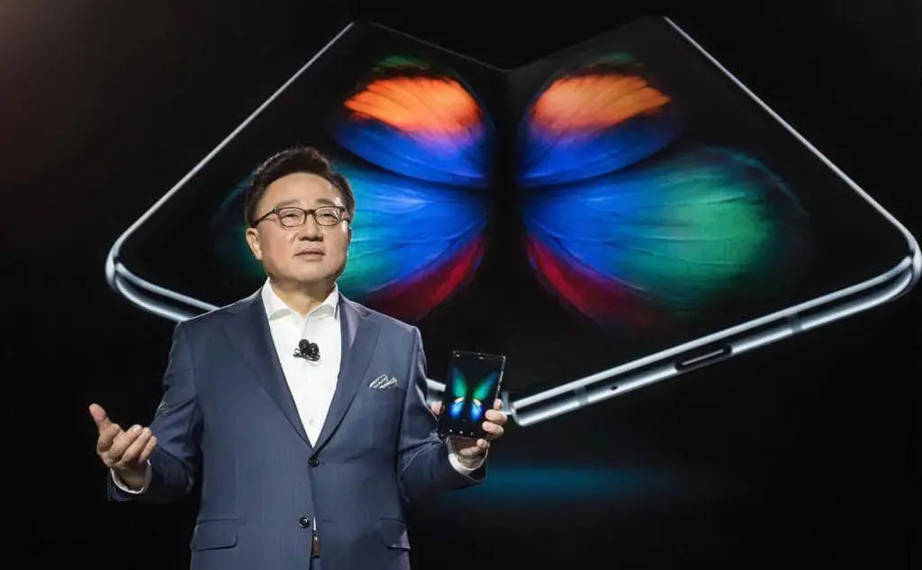 E con la coreana Samsung, che ha di recente lanciato lo smartphone pieghevole