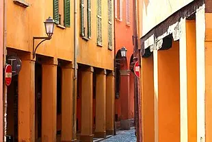 L'agguato delle Br mentre tornava nella sua abitazione a Bologna, in via Valdonica, in bici