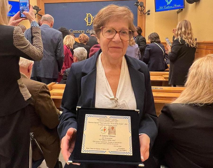 Poetessa Laura Ghiani premiata a Roma