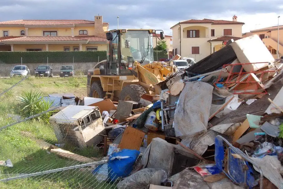 Mobili ed elettrodomestici ammassati a Olbia - foto Antonio Satta