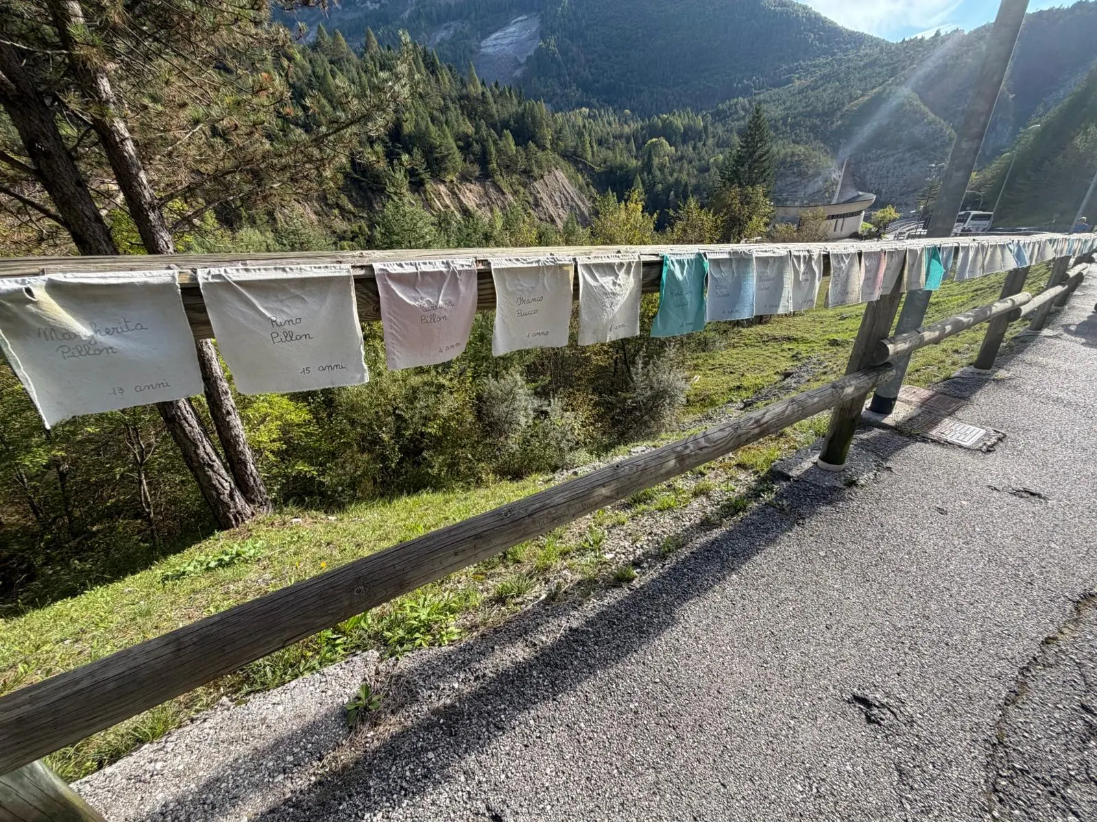 La valle del Vajont: nei teli sono riportati i nomi dei bambini morti e di quelli mai nati nel 1963