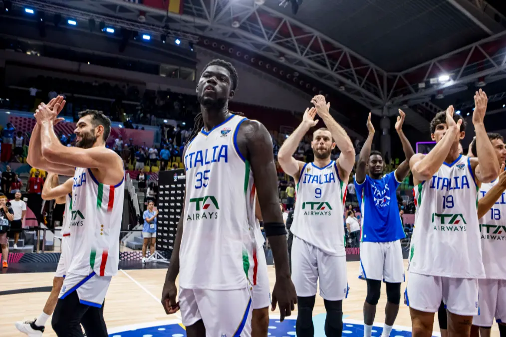 L'Italbasket festeggia il successo sulla Spagna (foto FIBA)
