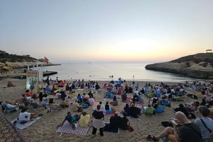 Il concerto all'alba nella spiaggia di Balai (foto concessa)