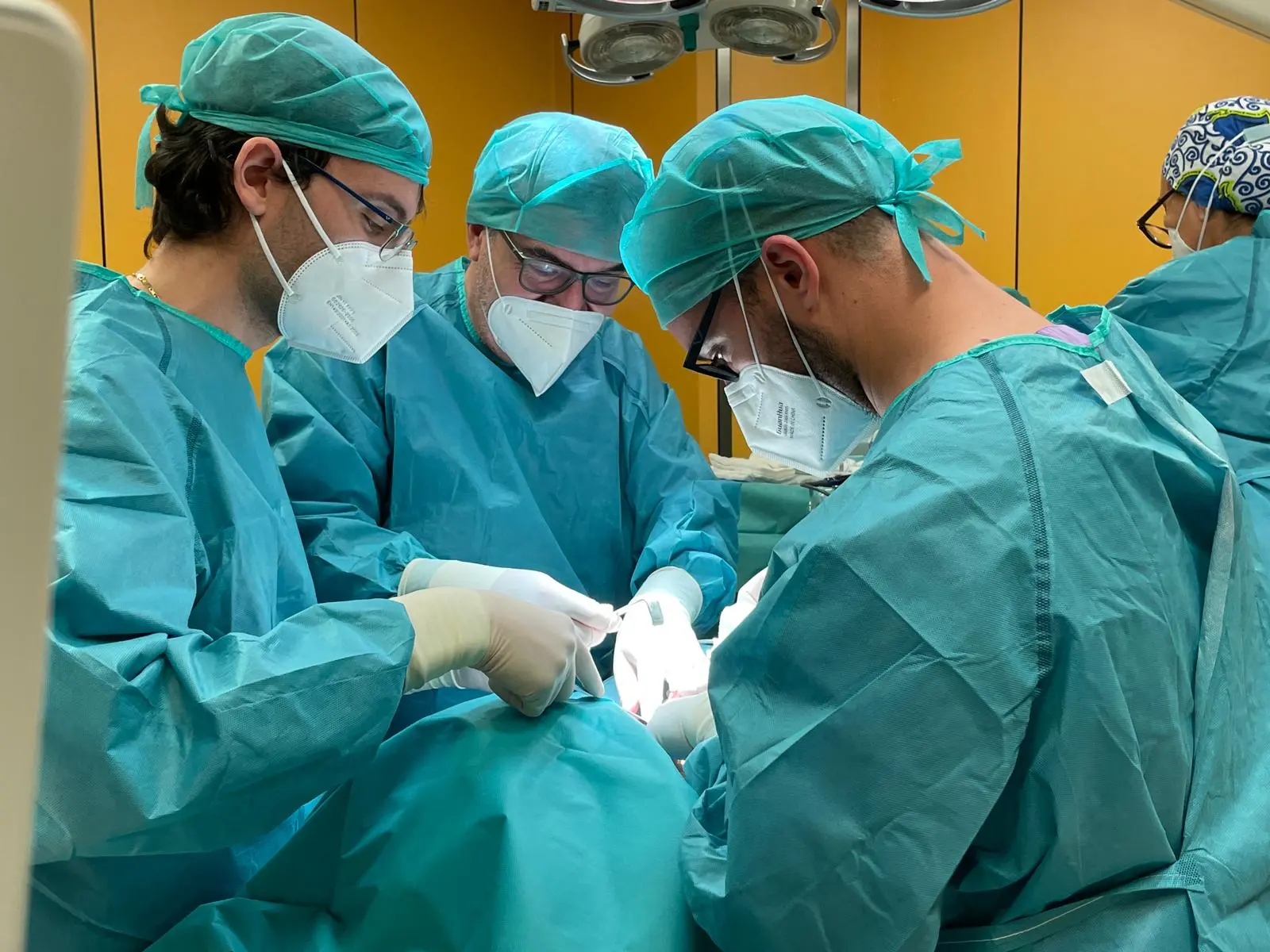 I chirurghi al lavoro (Foto Aou Cagliari)