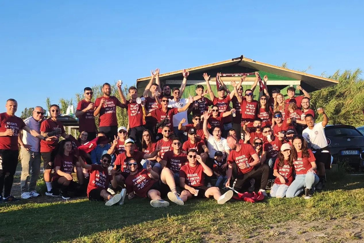 Il Marrubiu Calcio durante i festeggiamenti per la promozione in Seconda Categoria della scorsa stagione (foto concessa)