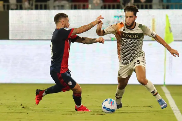Nandez in azione contro il Venezia (Ansa)