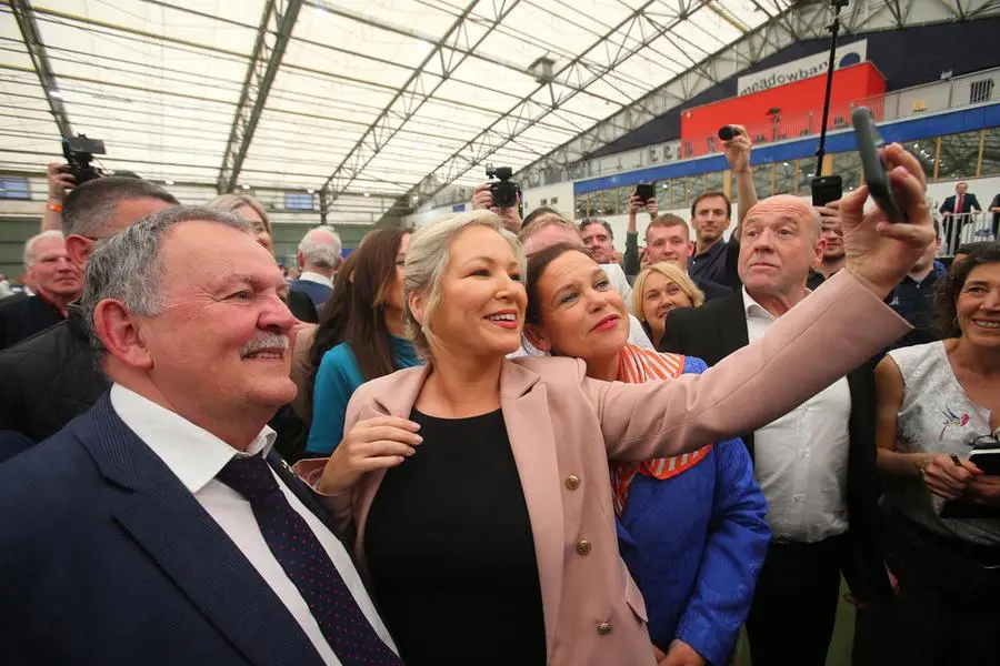 La leader del Sinn Fein Michelle O'Neill si scatta un selfie coi colleghi di partito (Ansa-Epa)