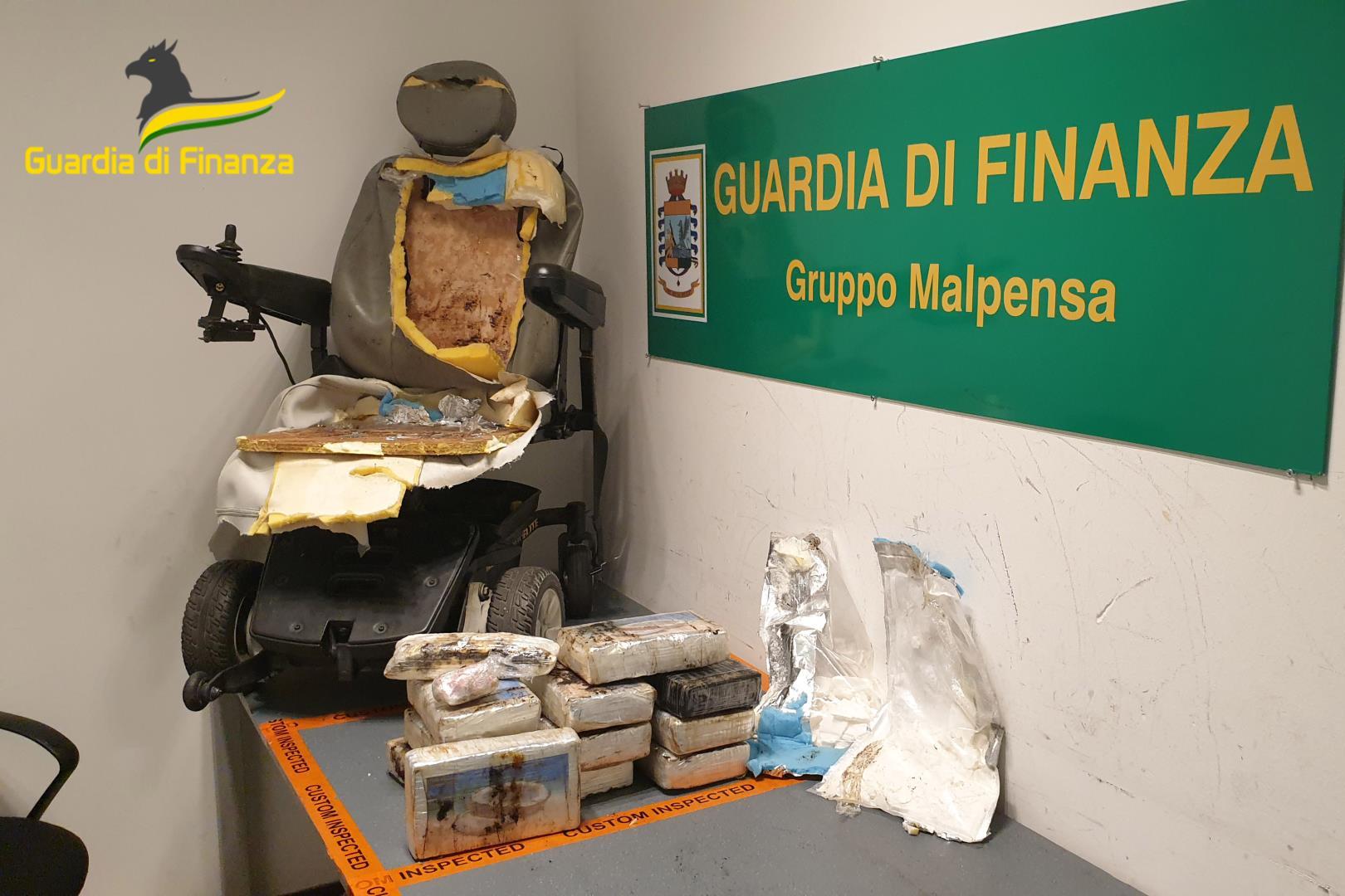 La sedia a rotelle e la droga sequestrata a Malpensa (foto Guardia di finanza)