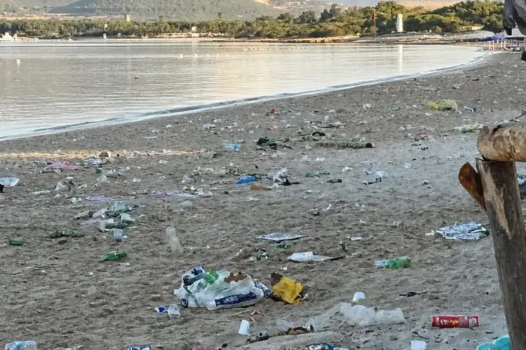 Rifiuti sulle spiagge di Alghero (foto concessa)