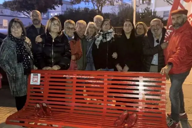 Una panchina rossa inaugura da Spi-Cgil (foto Pala)