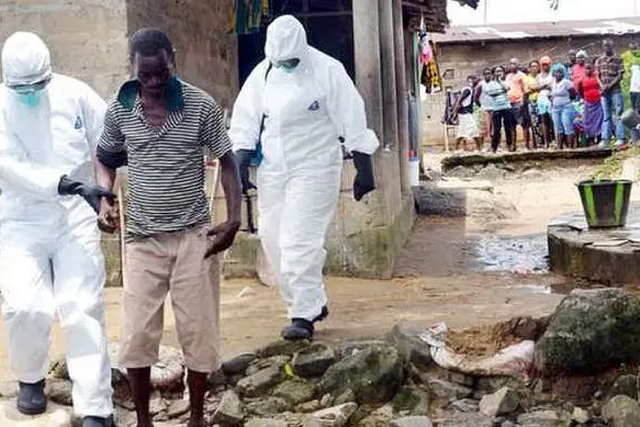 Soccorsi sanitari in un villaggio liberiano