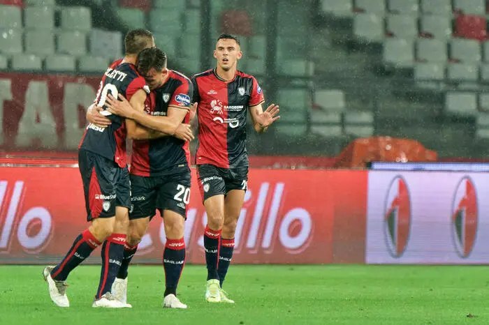Leonardo Pavoletti (Cagliari Calcio) esulta con i compagni di squadra dopo aver segnato il gol dell'1-0 durante la partita di calcio finale playoff di Serie B italiana SSC Bari vs Cagliari Calcio allo Stadio San Nicola a Bari, Italia, 11 giugno 2023. ANSA/Emmanuele Mastrodonato