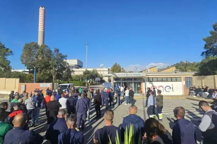 L'assemblea dei lavoratori a Portovesme (Ansa)