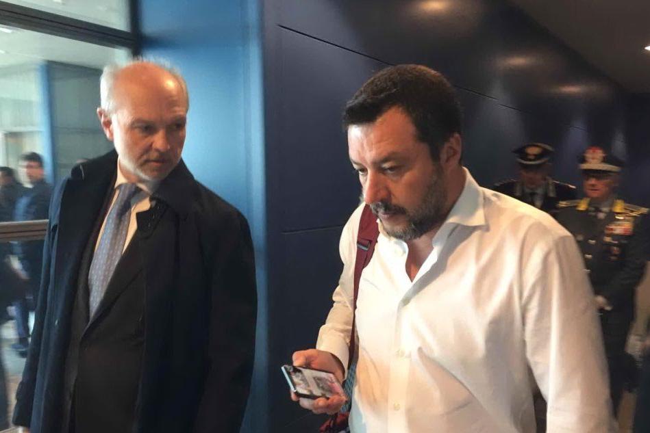 Salvini a Cagliari, presidio dei lavoratori del porto VIDEO