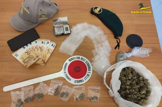 Spacciatore in arresto a Cagliari (foto Guardia di Finanza)