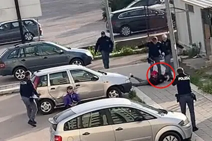 Un video, diventato virale su Tik Tok, immortala un poliziotto che sferra un calcio in faccia ad un 23enne immobilizzato per terra da un altro agente che lo aveva fermato per resistenza a pubblico ufficiale dopo un inseguimento. L'episodio è del 2 aprile ed è avvenuto a Foggia, 07 aprile 2022. Tik Tok/@s_e_r_g_i_o_2_1 +++ATTENZIONE LA FOTO NON PUO' ESSERE PUBBLICATA O RIPRODOTTA SENZA L'AUTORIZZAZIONE DELLA FONTE DI ORIGINE CUI SI RINVIA+++ +++NO SALES; NO ARCHIVE; EDITORIAL USE ONLY+++