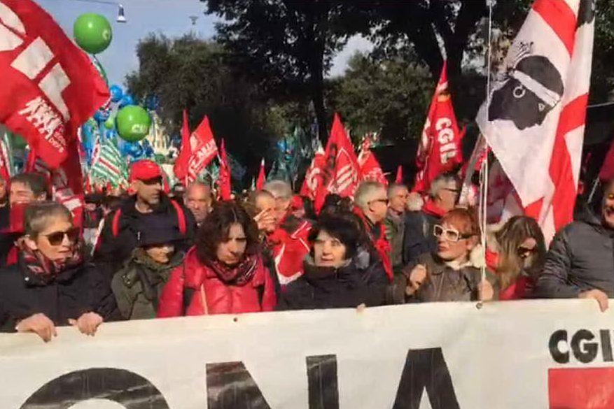 Roma, sfilano i sindacati VIDEO Duemila sardi al corteo FOTO