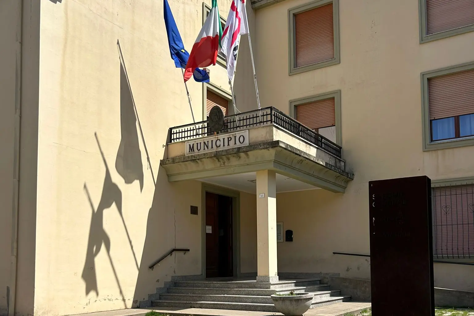 Il municipio di Ales (foto concessa)