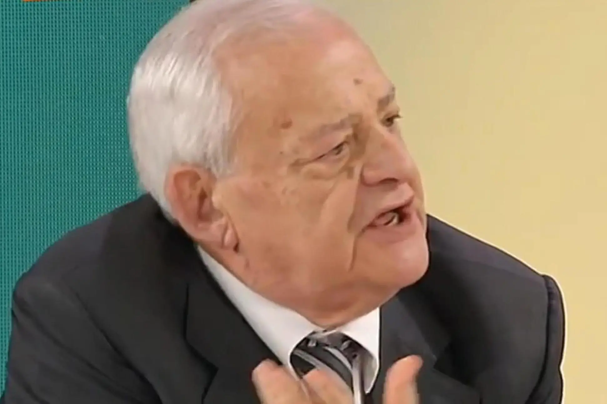 Morto Massimiliano Cencelli, padre del ‘manuale’ per distribuire gli incarichi politici Un fermo immagine di Massimiliano Cencelli. E' morto a Roma ieri pomeriggio Massimiliano Cencelli, aveva 90 anni. Funzionario della Democrazia Cristiana degli anni '60, divenne famoso per il manuale che prese il suo cognome, il 'Manuale Cencelli'. ANSA/FRAME LA7 +++ ATTENZIONE: L'ANSA NON POSSIEDE I DIRITTI DI QUESTA FOTO CHE NON PUO' ESSERE PUBBLICATA SENZA L'AUTORIZZAZIONE DELLA FONTE DI ORIGINE CUI SI RINVIA +++ NPK +++