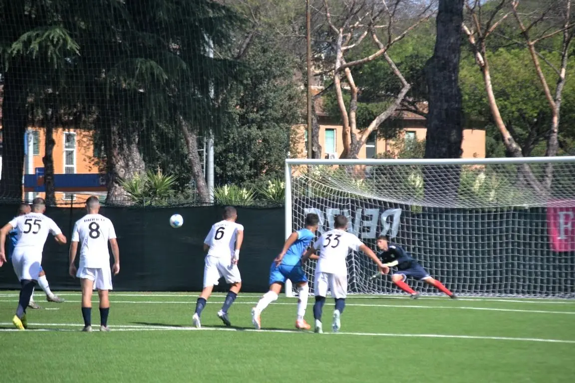 Ascioti in azione tra i pali contro l'Albalonga prima dell'infortunio (foto Ilenia Giagnoni)
