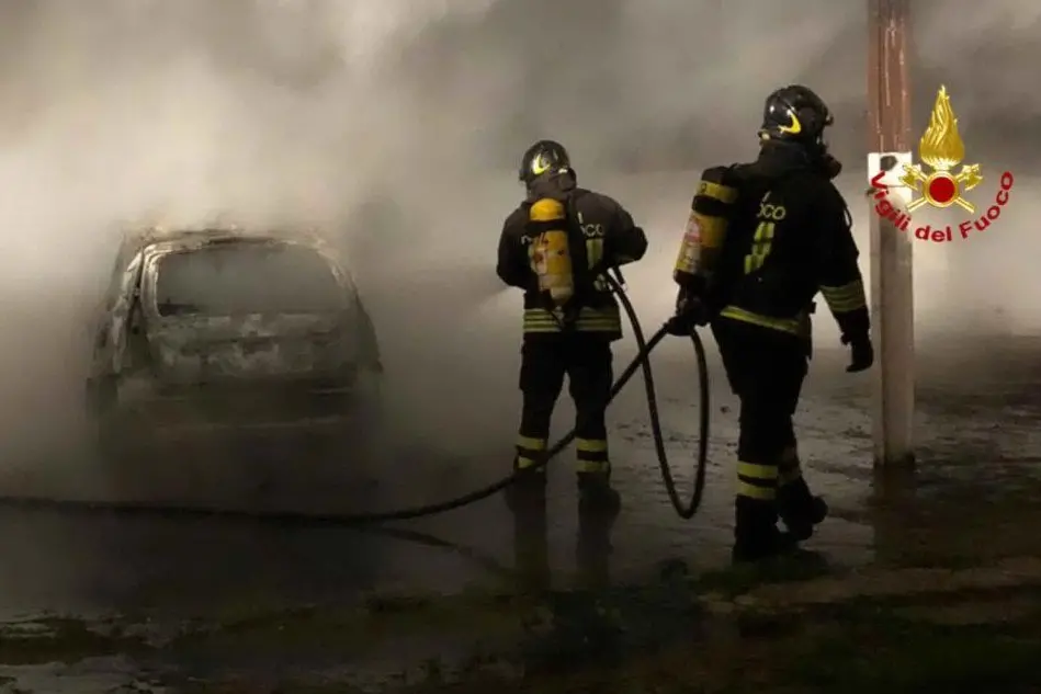 L'auto incendiata (foto Vvff Cagliari)