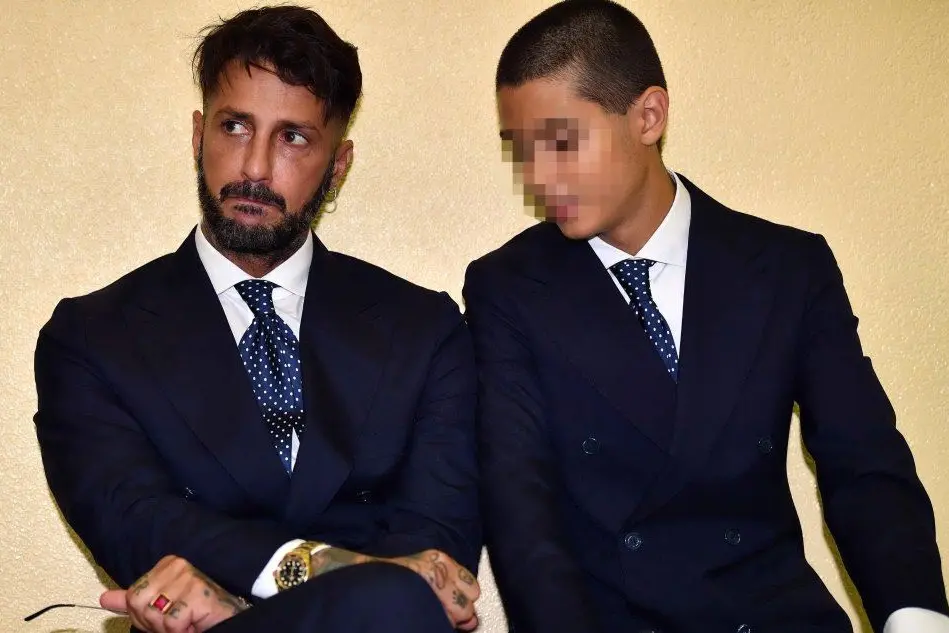 Fabrizio Corona in tribunale insieme al figlio Carlos Maria (foto Ansa)