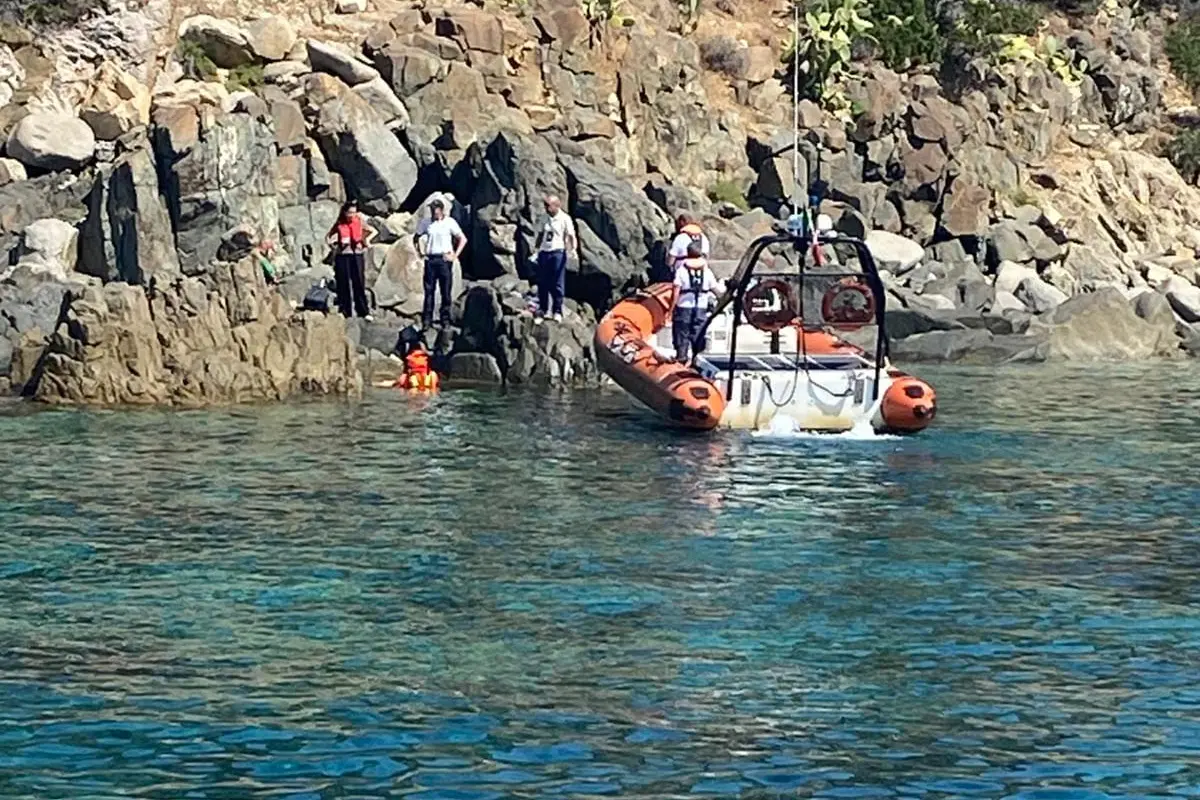 L'intervento della Guardia Costiera a Cala Regina