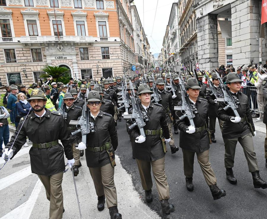 Genova celebra gli alpini e spegne le polemiche