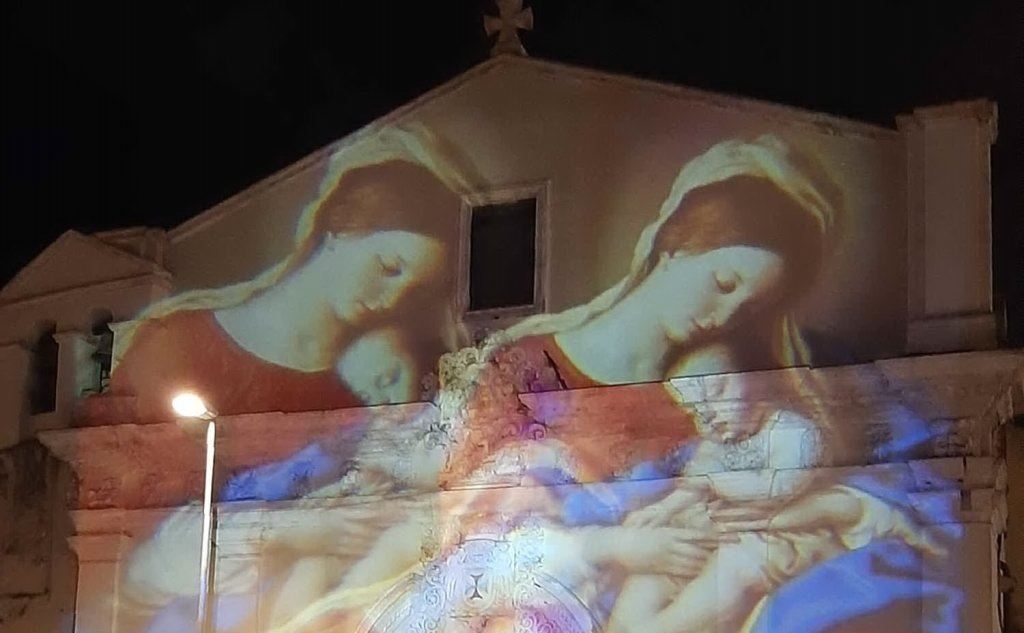 Il dipinto di Sassoferrato proiettato sulla facciata della chiesa Santissima Trinità (L'Unione Sarda - Tellini)