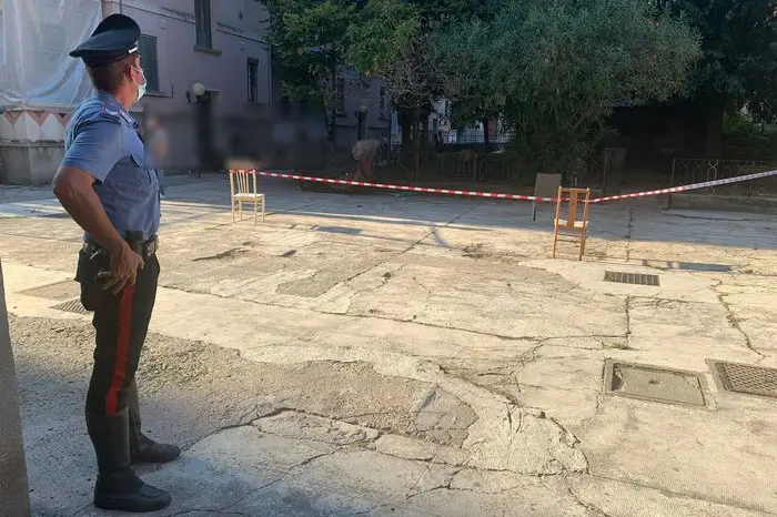 Il cortile in cui è avvenuto l'omicidio (Ansa)